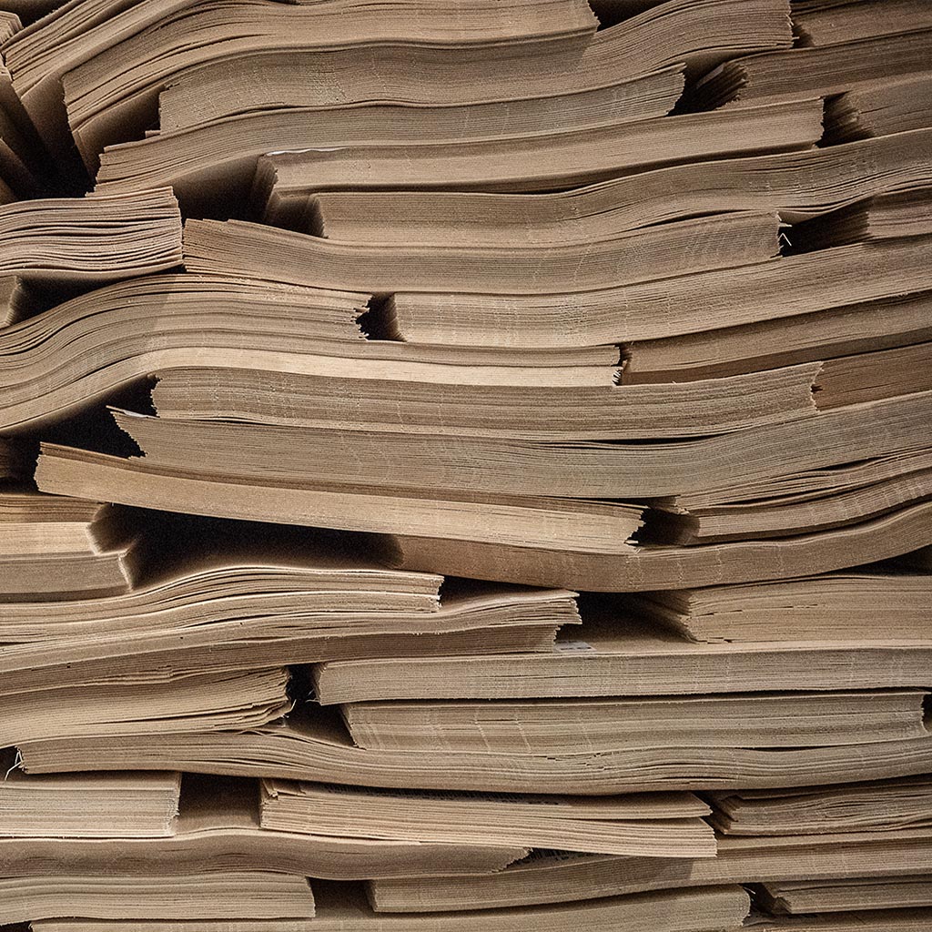 faner liggandes på hög